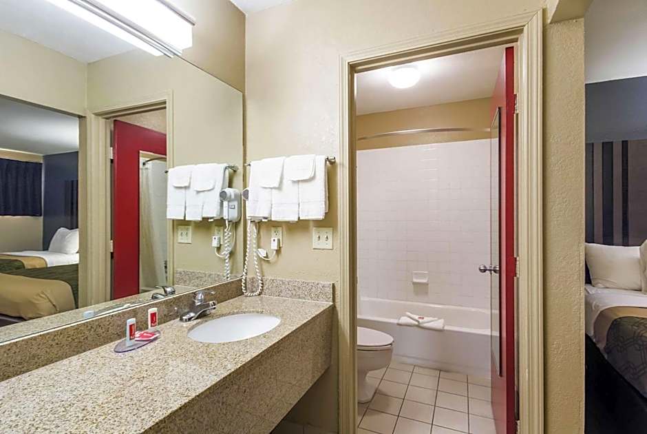 Econo Lodge Inn & Suites I-35 At Shawnee Mission