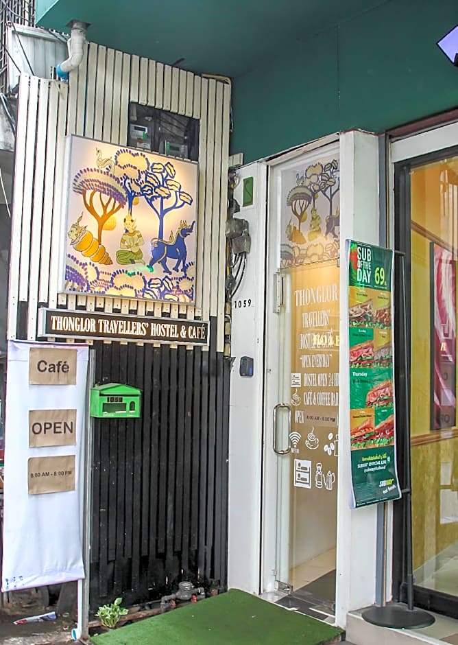 Thonglor travellers' hostel and cafe'