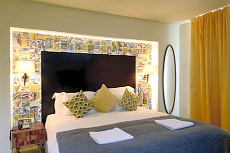 Deluxe One-Bedroom Apartment with Balcony and river view