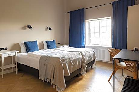 Double or Twin Economy Room with Backyard View