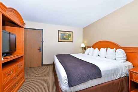 Suite-1 King Bed - Non-Smoking, 2 Flat Screen Tvs, Pool View, Separate Living Area, Lounge Chair, Full Breakfast