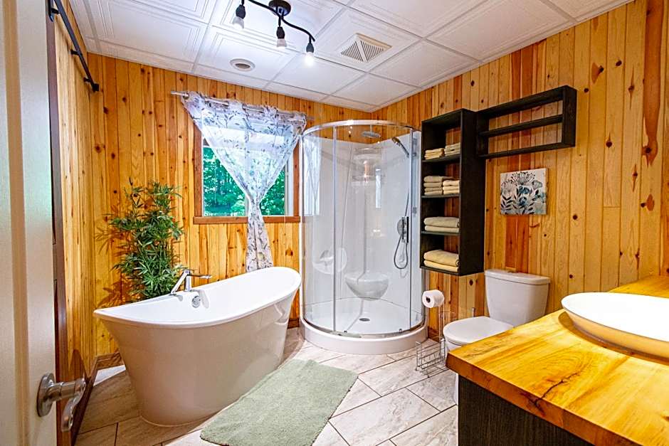 Riverside Stay with Pool Table, Open Air Patio, BBQ