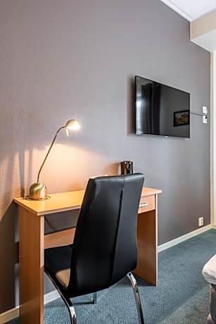 Standard Queen Room with Sofa Bed - Disabled Adapted Room