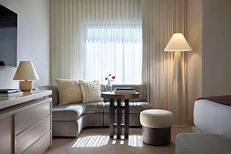 King Room with Roll In Shower and City View - Mobility Accessible