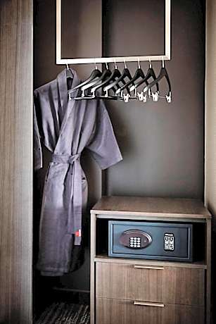 Executive Suite, 1 King, Sofa bed, Waterfront