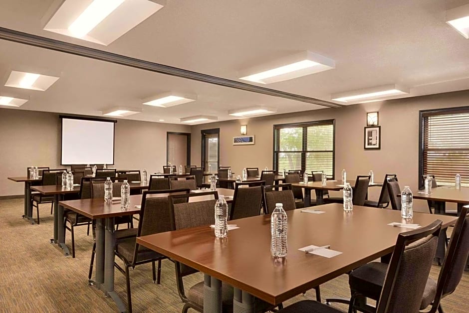 Country Inn & Suites by Radisson, Pella, IA