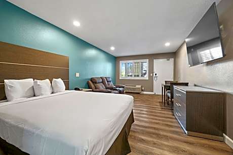 Deluxe Queen Suite