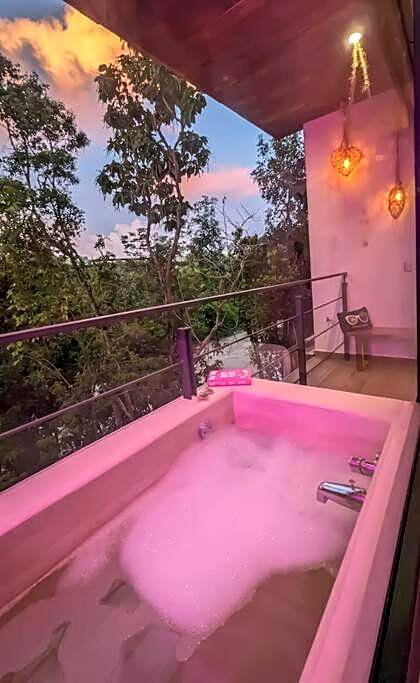 Frida's Artsy Condo with own mural, outdoor tub & rooftop pool