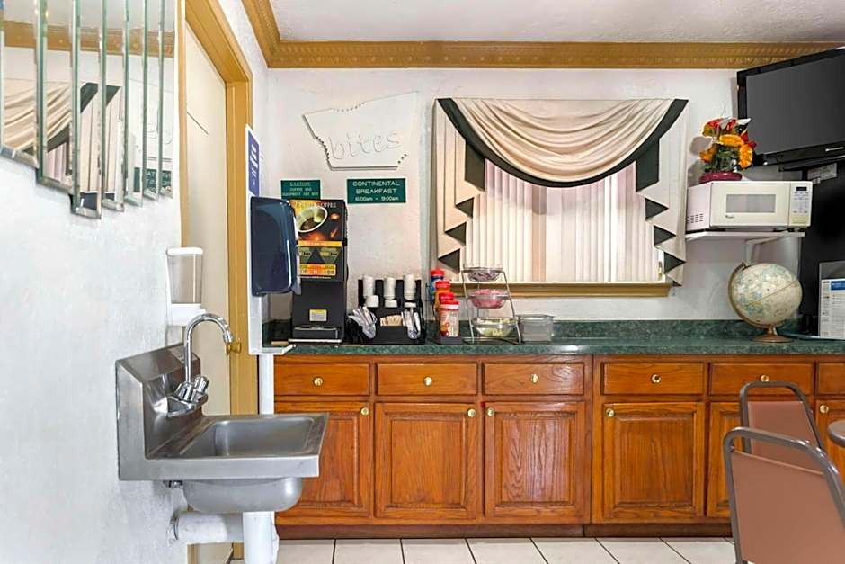 Econo Lodge Inn & Suites Near Lackland AFB