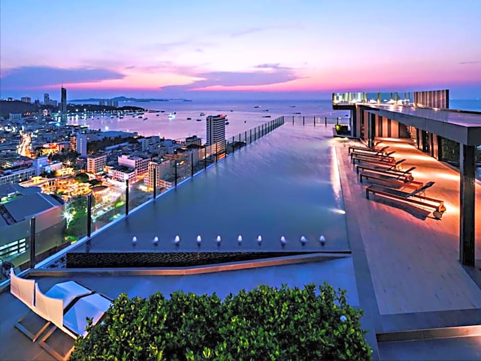 the base 网红公寓 市中心核心区顶层无边泳池俯瞰整个芭堤雅海湾