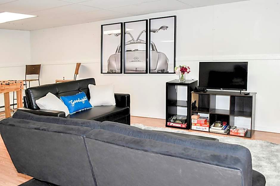 Walk To Parks, Dining & Lake! Game Room! Hot Tub!