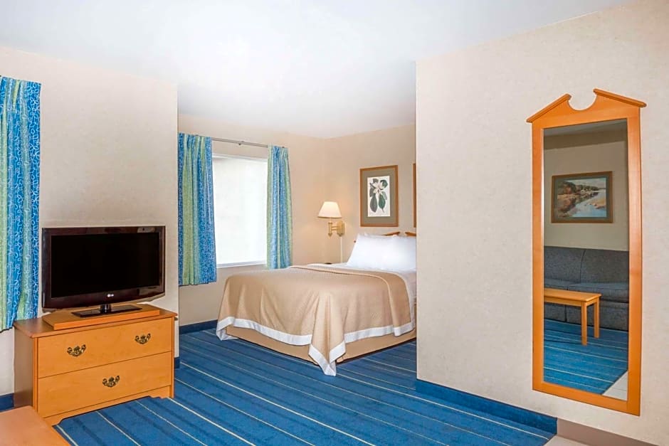 Days Inn & Suites by Wyndham Bridgeport - Clarksburg