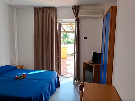 Triple Room with Garden View