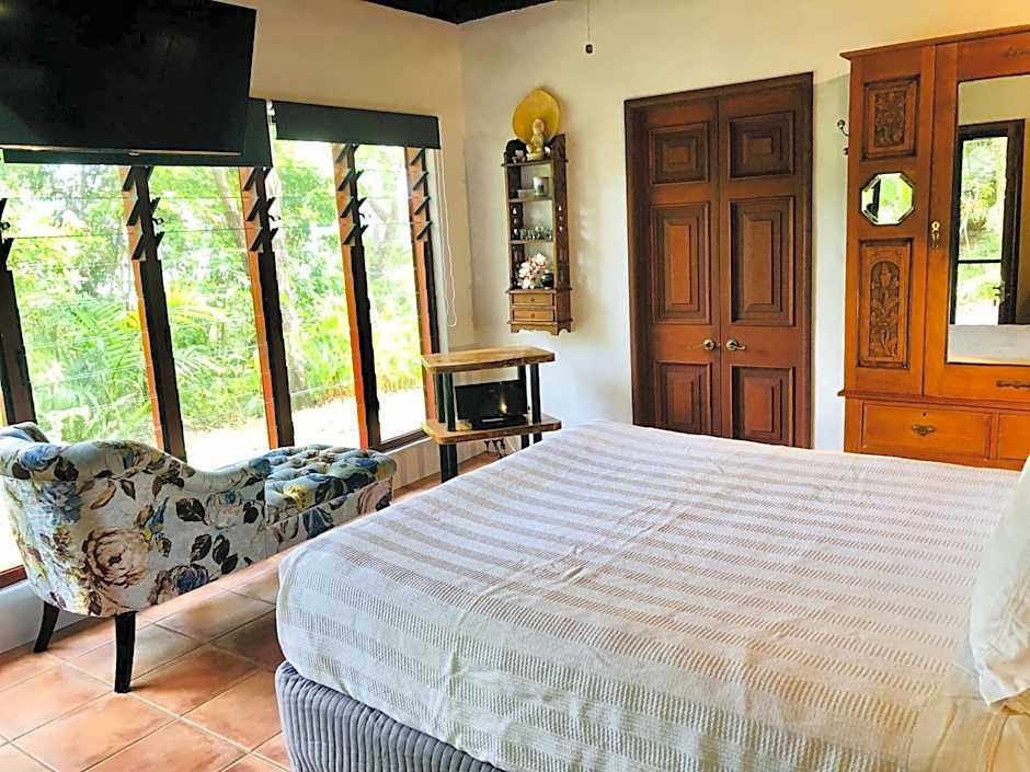 Gunnadoo Holiday Hut with Ocean Views and Jacuzzi