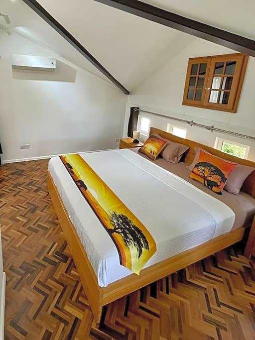 Villa Aglaia mit Pool, Garten und Palmen