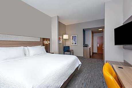 Standard King Room with Roll-in Shower - Mobility Accessible