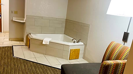 1 King Bed Suite Comm Access Tub