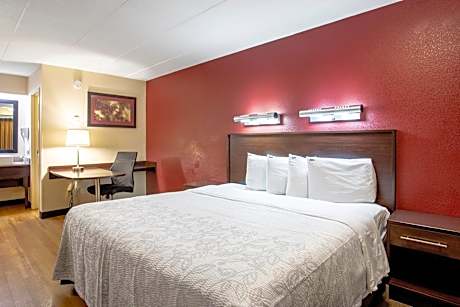 Premium King Room Smoke Free (Upgraded Bedding & Snack)