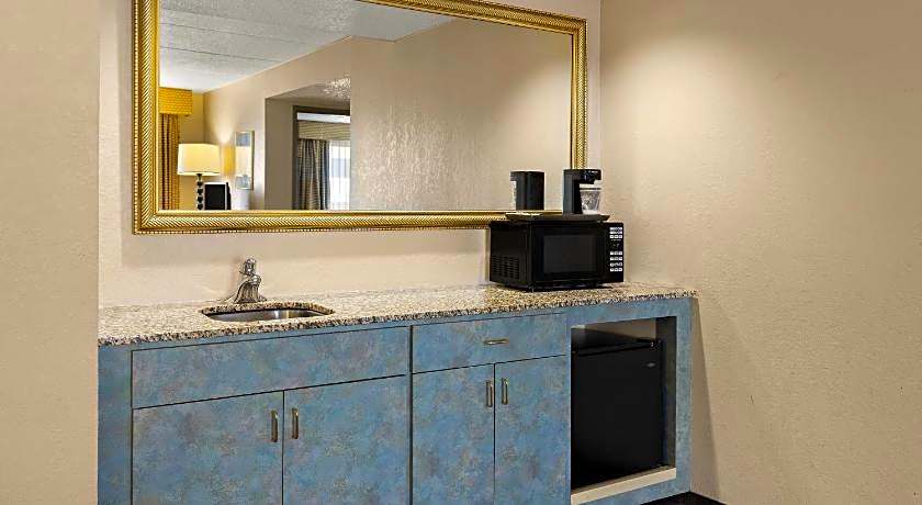 Hotel RL Cleveland Airport West