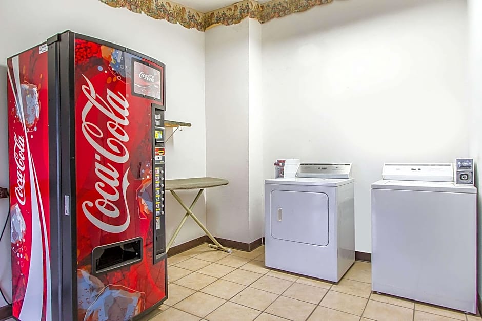 Econo Lodge Inn & Suites Bloomington
