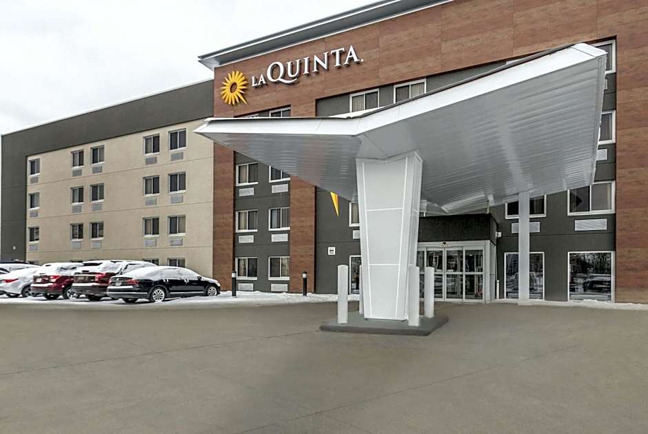 La Quinta Inn & Suites by Wyndham Cleveland - Airport North