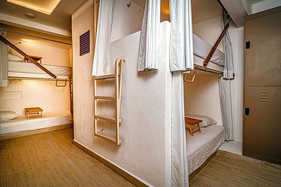 Nomads Party Hostel – Cancun, TX