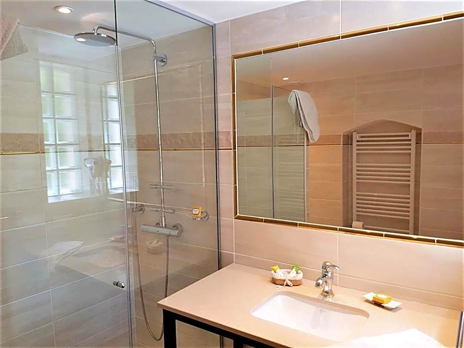 B&B with charm, quiet, kitchen, sw pool.