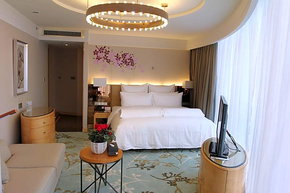 Photo 1 of 10 of Deluxe Executive 1 King Bed