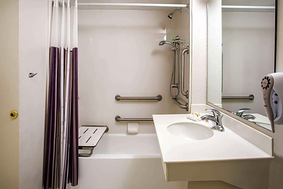 La Quinta Inn & Suites by Wyndham Norfolk Virginia Beach