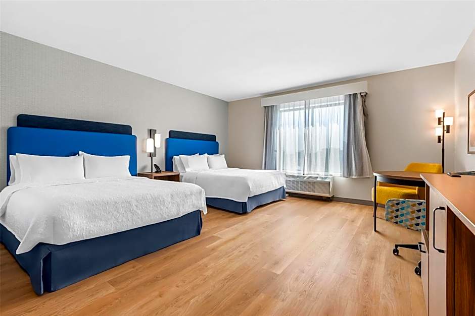 Foto 1 di 3 di 2 Queen Beds, Mobility Accessible, Bathtub