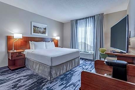 King Room with Roll-In Shower - Mobility Accessible