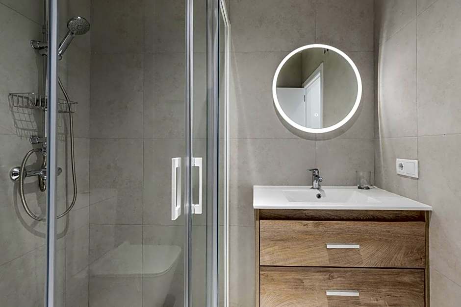 Chic & Comfortable Apartment, Private Terrace