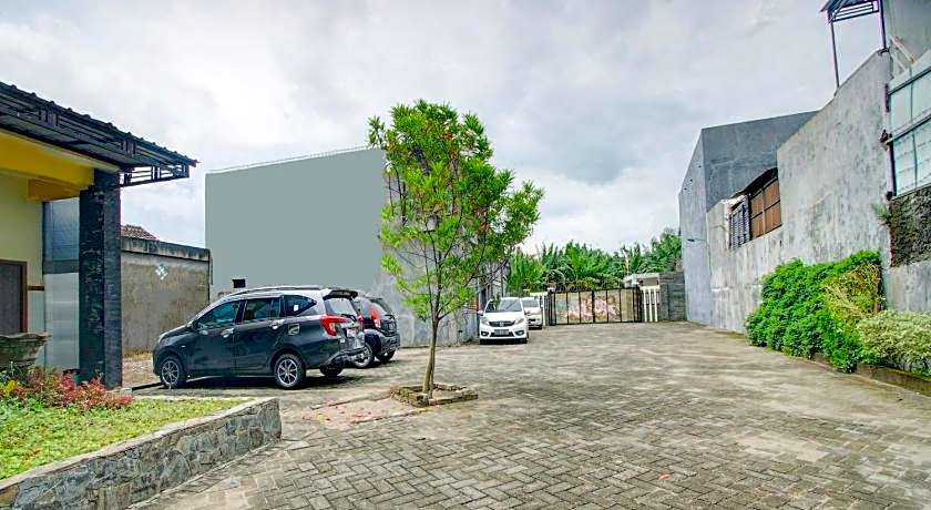 HP Residence Mitra RedDoorz near Alun Alun Kediri
