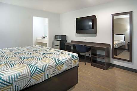 1 King Bed | Mobil Access Tub Nsmk Micfridg