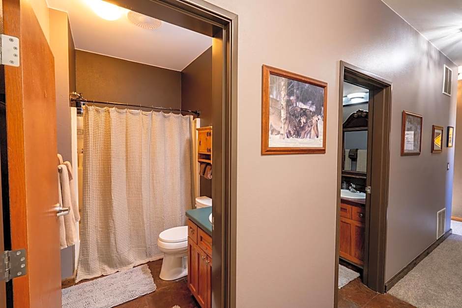 Bison Lodge - Lg Home - 2 bedrooms - less than 5 miles to Yellowstone North Entrance, Sleeps up to 8