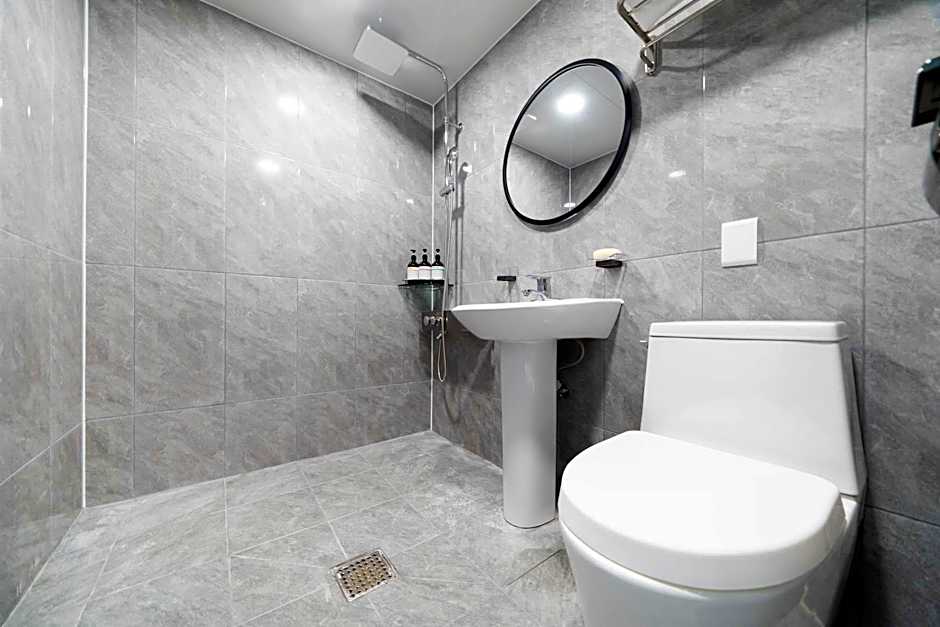 Goodstay World Hotel