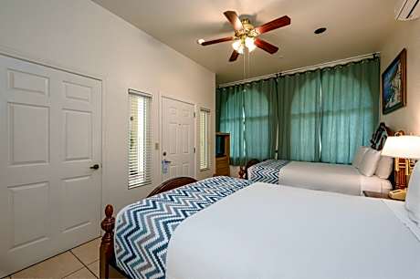 Quadruple Room with Private Bathroom