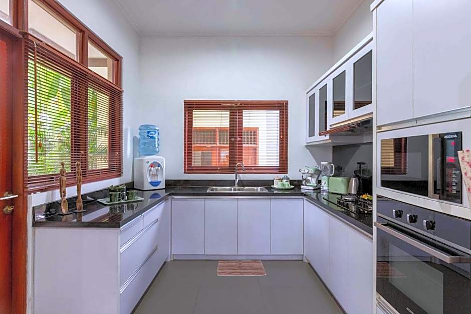 Villa Rosa - Spacious Oasis with Private Pool, close to Beach & Dining