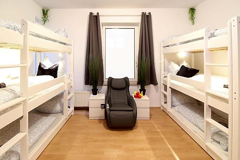 Hotel Ulm Zentrum - Komplettes Zimmer, Hochbett, Android TV & eigenem Bad - perfekt für Familien & Gruppen