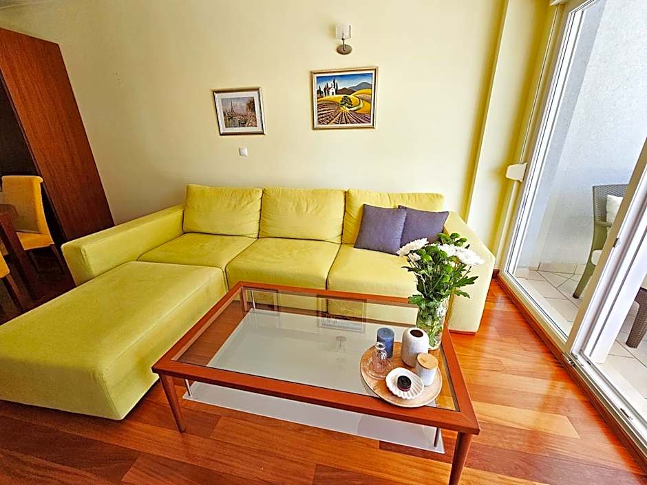 Apartment Mirna, 2-bedroom Apartment, Overlooking the Beach