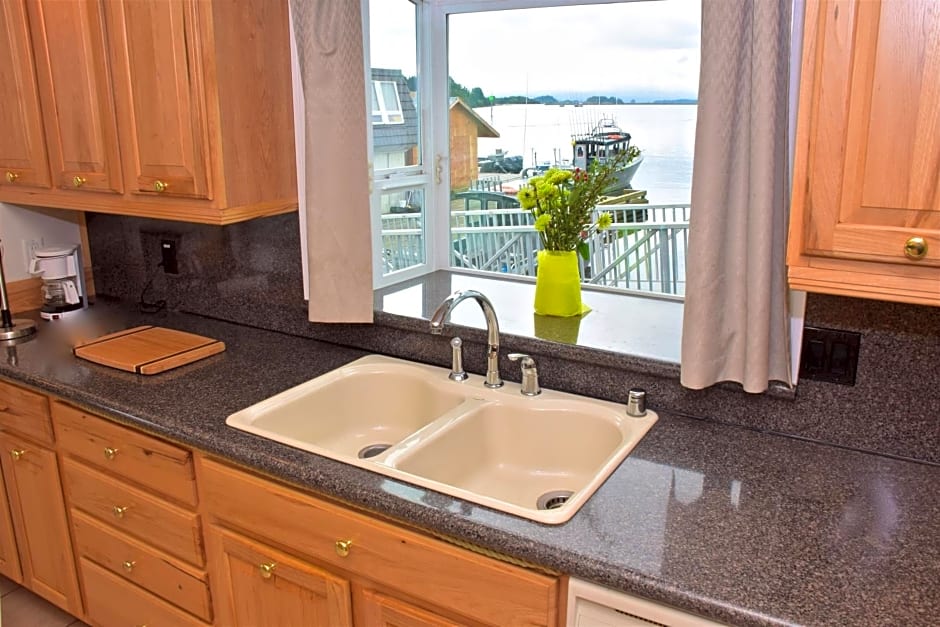 Longliner Lodge and Suites