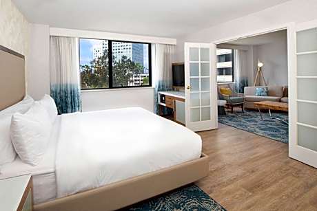Deluxe Suite, 1 Bedroom Suite, 1 King, Sofa bed