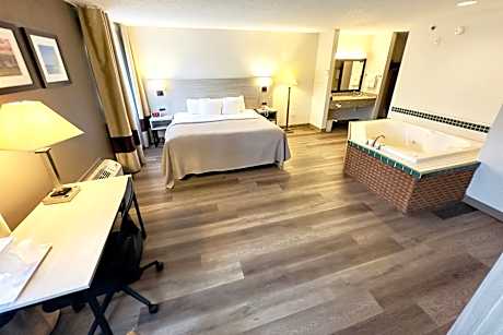 1 King Bed, Suite, Nonsmoking