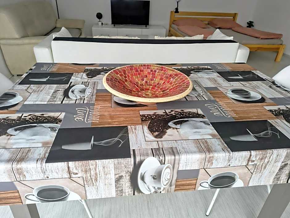 Martin City Stay - Elegant Apartment with Private Parking