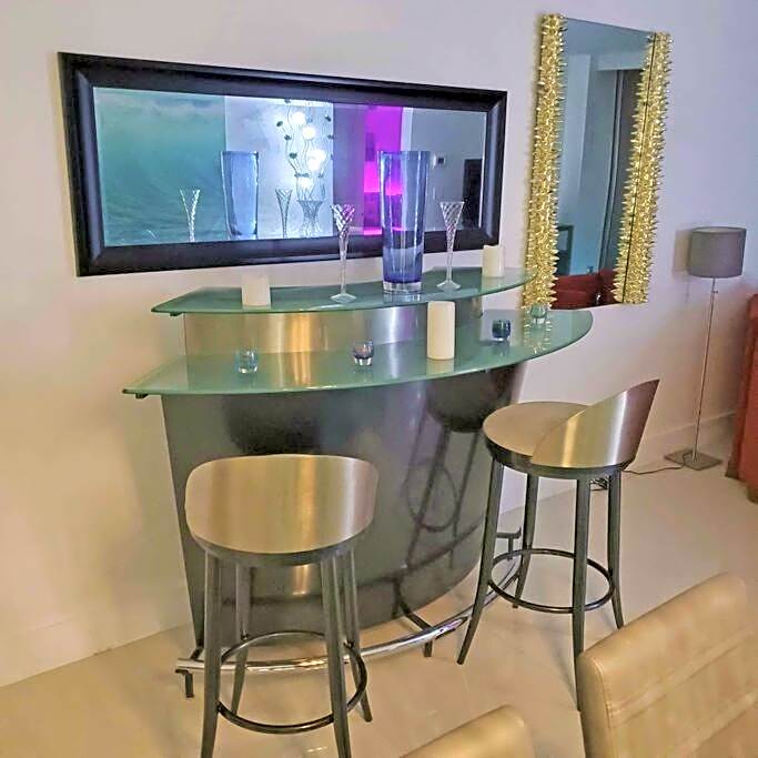 Beautiful penthouse condo with stunning views of both ocean and city