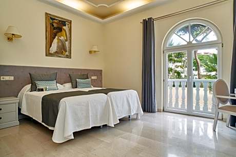 Twin Room with lateral Sea View