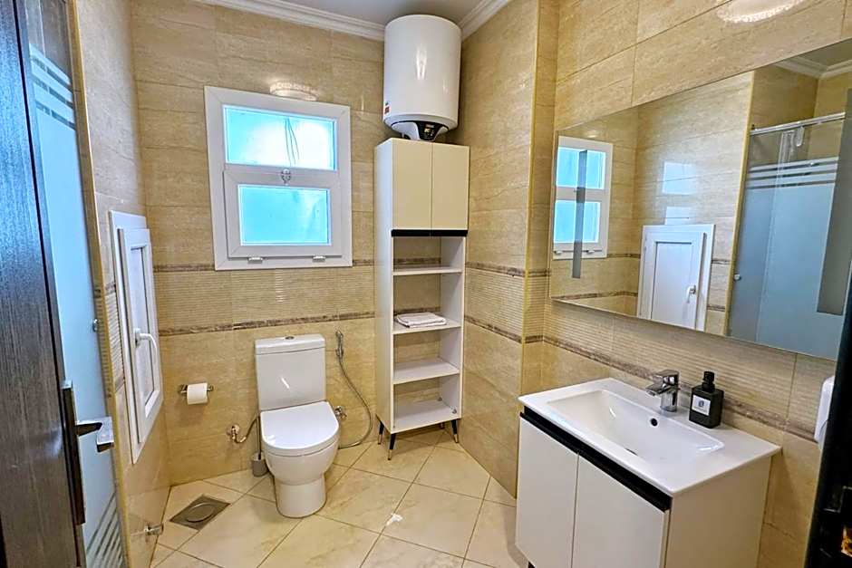 Calm & Classy 2BR - 5 min to Airport