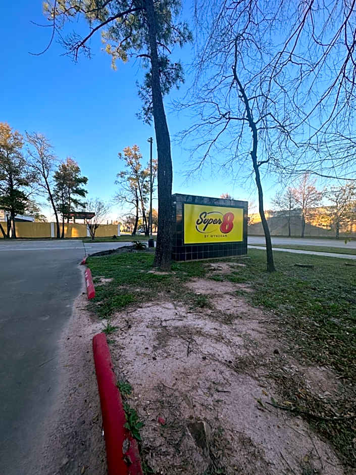 Super 8 by Wyndham The Woodlands North