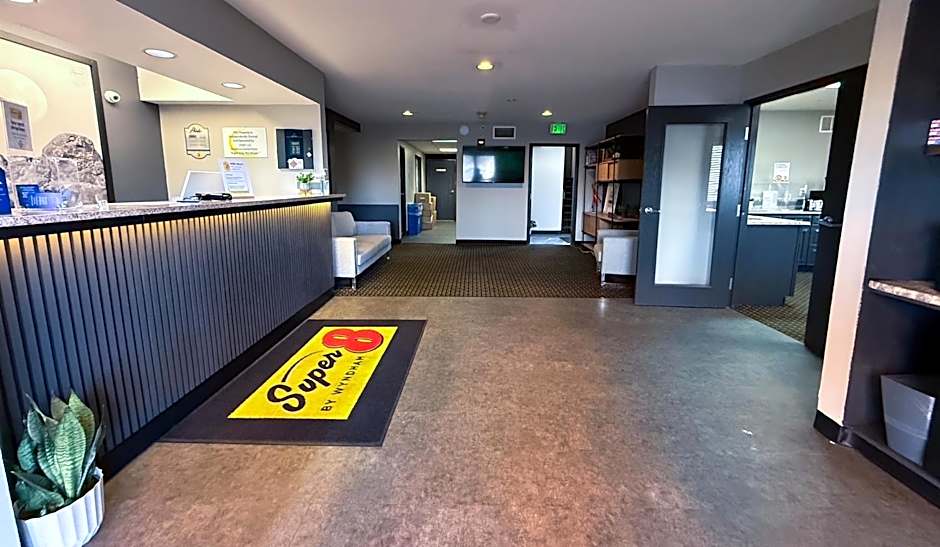 Super 8 by Wyndham Windsor
