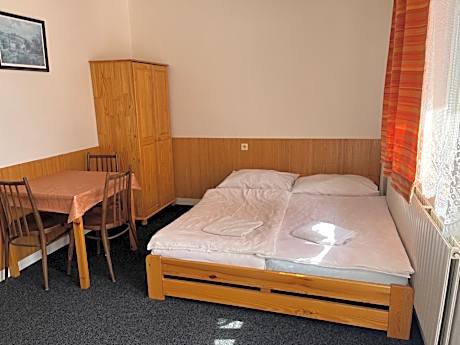 Basic Triple Room with Shared Bathroom
